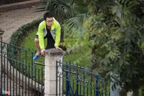 Trèo rào, chui vào công viên để tập thể dục những ngày cách ly COVID-19