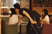 Trai đẹp Việt “cưỡng hôn” các cô gái trẻ trên phố