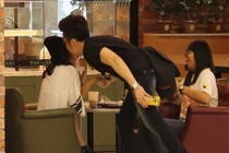 Trai đẹp Việt “cưỡng hôn” các cô gái trẻ trên phố