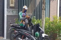 Hình ảnh bố xe ôm công nghệ địu con đi làm lấy nước mắt dân mạng