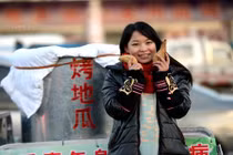 Cô gái xinh đẹp bán khoai cứu anh trai bạch cầu