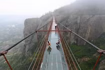 Thót tim đi trên cây cầu bằng kính giữa vách núi đá