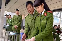 Nữ sinh cảnh sát Việt Nam xinh đẹp thu hút dân mạng TQ