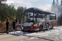 Xe khách chở 16 người cháy trơ khung trên quốc lộ ở Huế