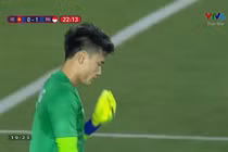 Bùi Tiến Dũng bị “ném đá sấp mặt” sau pha cản phá bóng sai lầm