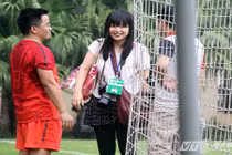 Nữ phóng viên Nhật xinh đẹp đến xem U19 VN tập luyện