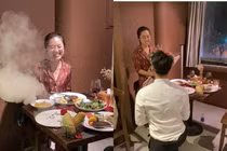 Mặc đồ ngủ đi ăn tối, cô gái sượng trân khi được cầu hôn