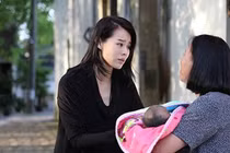 Hâm hực vì ở cữ mẹ chồng mua thực phẩm rẻ cho ăn, nàng dâu sững sờ khi thấy cảnh này