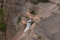 Cặp đôi bạo gan chụp ảnh cưới cheo leo trên vách núi