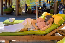 Bị vợ chê chụp ảnh xấu, Duy Mạnh đáp trả đấy bất ngờ