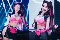 Ngân 98 hở bạo khoe vòng 1 khủng trong show diễn
