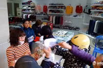 Hà Nội: Người dân xếp hàng cả buổi để chờ mua khẩu trang diệt khuẩn