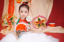 Hóa “chị Hằng” dịp Trung thu, cô bé lớp 1 gây sốt mạng nhờ lý do này...