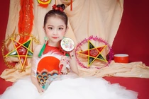 Hóa “chị Hằng” dịp Trung thu, cô bé lớp 1 gây sốt mạng nhờ lý do này...