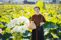 Cụ bà 80 mặc yếm chụp sen duyên dáng như thiếu nữ