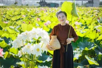 Cụ bà 80 mặc yếm chụp sen duyên dáng như thiếu nữ