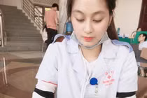 “Hôn mê” trước nhan sắc nữ y tá xinh đẹp hiến máu nhân đạo