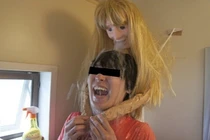 Trai Nhật cô đơn biến vòi hoa sen thành bạn gái