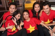 Ảnh Nguyên Vũ sờ ngực Quế Vân gây xôn xao