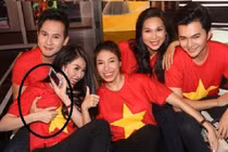 Ảnh Nguyên Vũ sờ ngực Quế Vân gây xôn xao