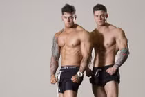 Cặp song sinh cuồn cuộn cơ bắp khiến dân mạng mê tít