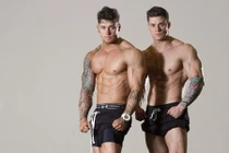 Cặp song sinh cuồn cuộn cơ bắp khiến dân mạng mê tít