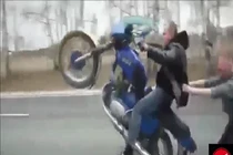 Những pha tai nạn mô tô cười ra nước mắt