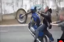 Những pha tai nạn mô tô cười ra nước mắt