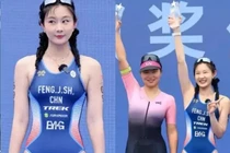 Nữ VĐV Trung mặc đồ bơi 1 mảnh thi đấu, lộ vùng nhạy cảm