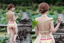 “Thiếu nữ chăn vịt” diện bikini nhỏ xíu chụp sen khiến netizen đỏ mặt