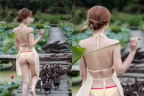 “Thiếu nữ chăn vịt” diện bikini nhỏ xíu chụp sen khiến netizen đỏ mặt
