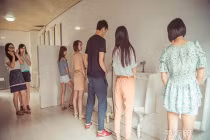 Ảnh tốt nghiệp trong nhà vệ sinh siêu bá đạo