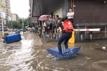 Muôn vàn cách “qua sông” bá đạo của thanh niên TQ