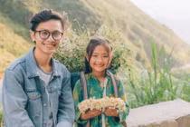 Bán hoa ven đường, bé gái dân tộc hút hồn nhờ nụ cười tan chảy