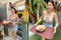 Cô gái phục vụ mặc áo hai dây, khoe vòng 1 “căng tràn bờ“