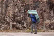 Chàng trai vác ghế phượt 4500km khắp đất nước