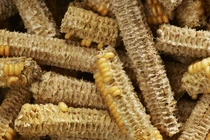 Lõi ngô là thứ vứt đi ở Việt Nam, nay thành “mỏ tiền” không đủ bán