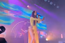  Nữ ca sỹ Mỹ mặc áo dài không quần: Nhiều người Việt mặc áo dài... hở trên thiếu dưới?!