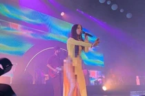  Nữ ca sỹ Mỹ mặc áo dài không quần: Nhiều người Việt mặc áo dài... hở trên thiếu dưới?!