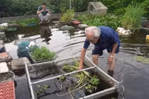 Độc lạ ao cá trên nóc nhà của cụ ông 89 tuổi Hải Dương