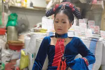 Hết hồn bà chị đi bán hàng mà ăn mặc như “Diên Hi Công Lược“