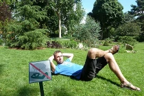 Những người “công khai” phạm lỗi ngay cạnh biển cấm