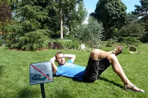 Những người “công khai” phạm lỗi ngay cạnh biển cấm