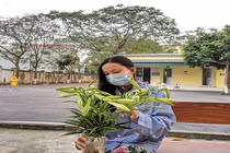 Nữ tiếp viên hàng không kể chuyện cách ly Covid-19 chiếm sóng MXH