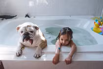 Xúc động tình cảm giữa cô chủ nhỏ với cún cưng