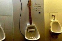 Cười té ghế với những nhà vệ sinh “siêu độc“