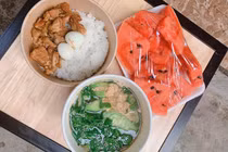 Nấu cơm tặng bác sĩ chống Covid-19, người phụ nữ nhận vạn lời khen từ dân tình