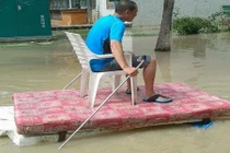 Khoảnh khắc hài hước: Giao thông mùa lũ