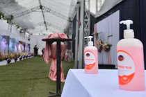 Cưới đúng mùa dịch corona, vợ chồng Duy Mạnh “cần tắc vô áy náy“