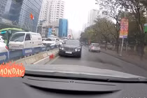 Siêu xe Bentley đi ngược chiều, CĐM gay gắt “có tiền nhưng thiếu ý thức“